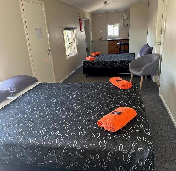 패밀리 스위트, Winton Outback Motel