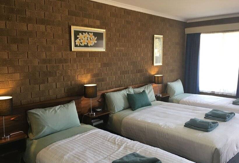 חדר משפחתי, Camellia Motel