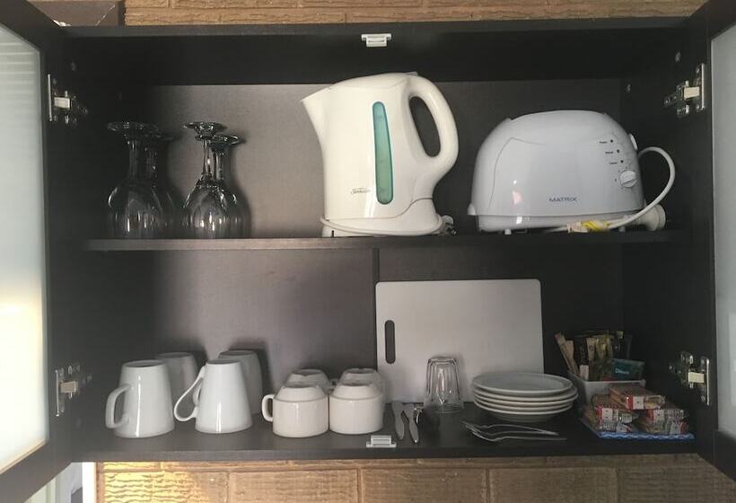 חדר משפחתי, Camellia Motel