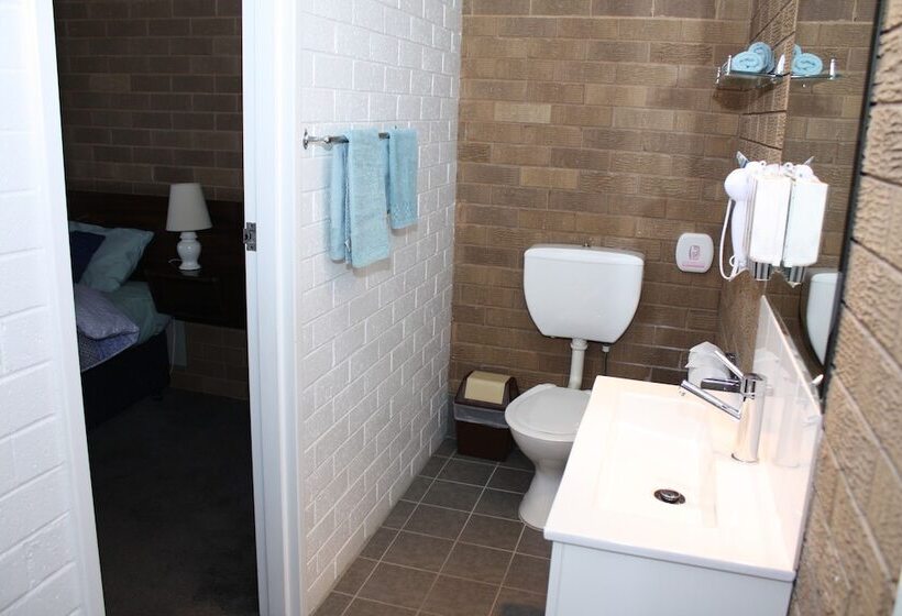 חדר משפחתי, Camellia Motel