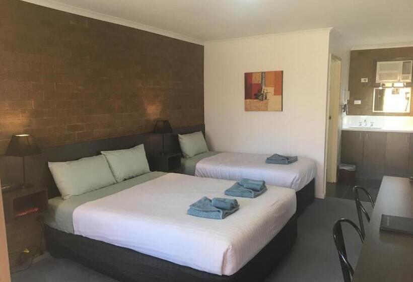 חדר משפחתי, Camellia Motel