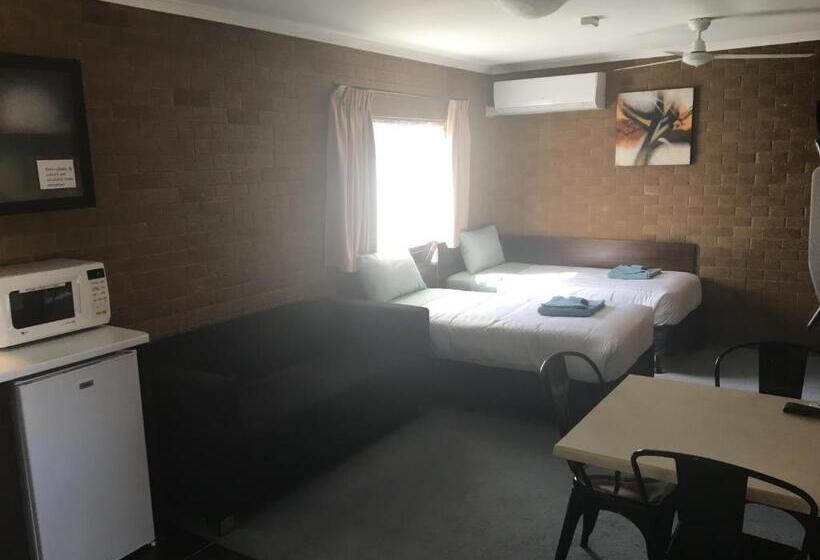 חדר משפחתי, Camellia Motel