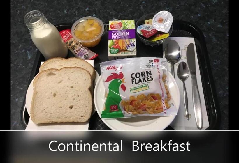 חדר משפחתי, Camellia Motel