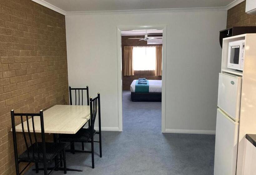 חדר אקזקיוטיב, Camellia Motel