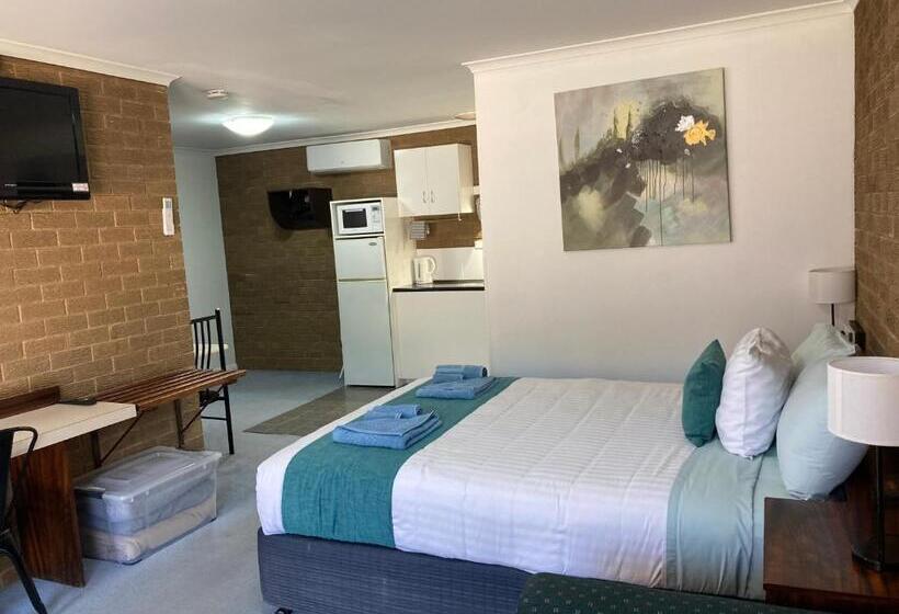 חדר אקזקיוטיב, Camellia Motel