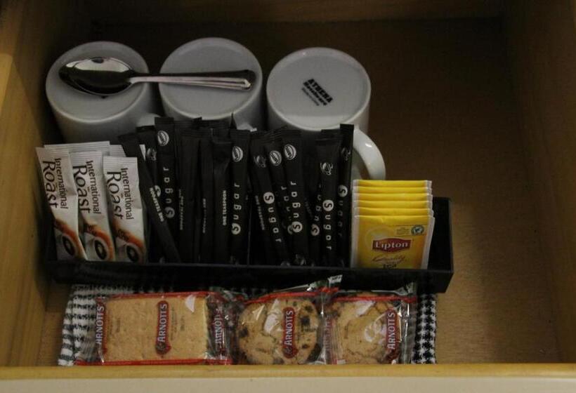 חדר משפחתי, Central Coast Motel