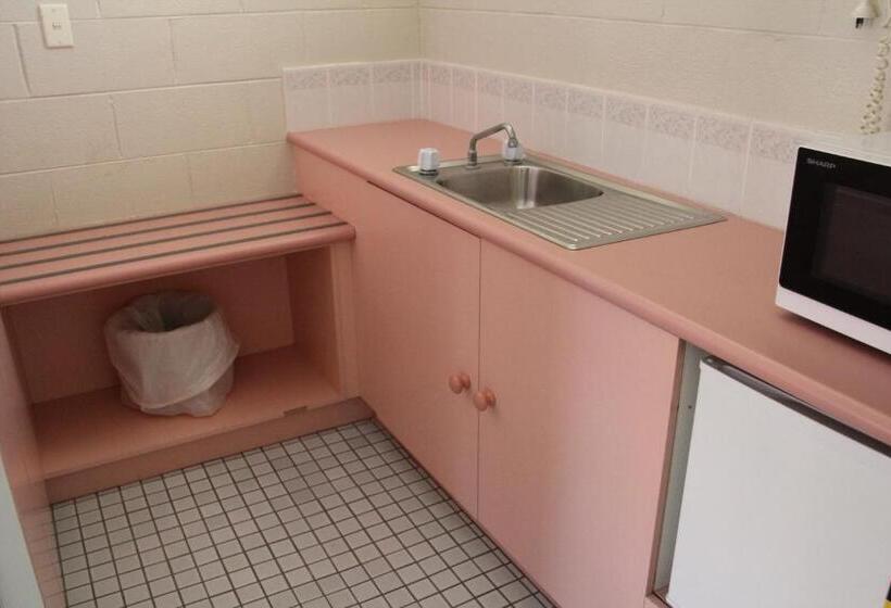 חדר משפחתי, Central Coast Motel