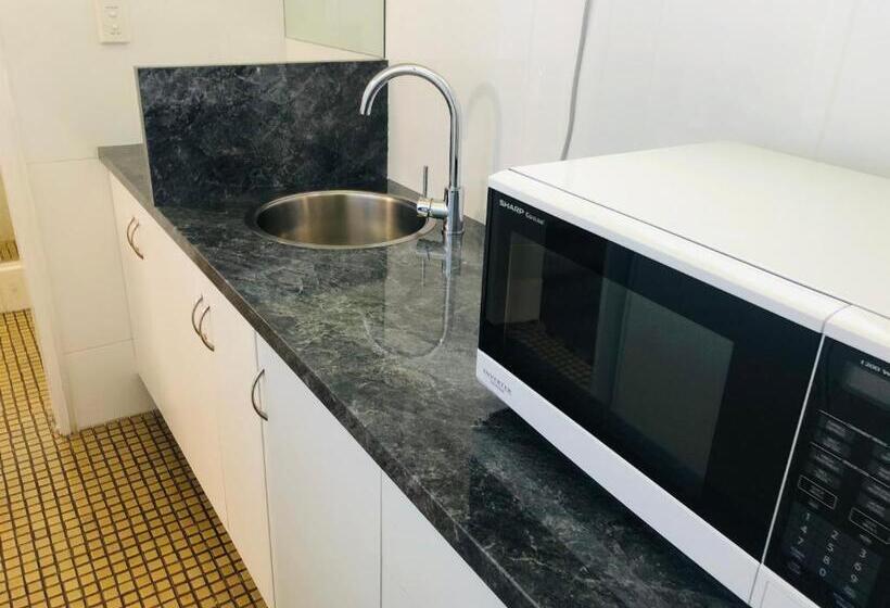 חדר משפחתי, Central Coast Motel