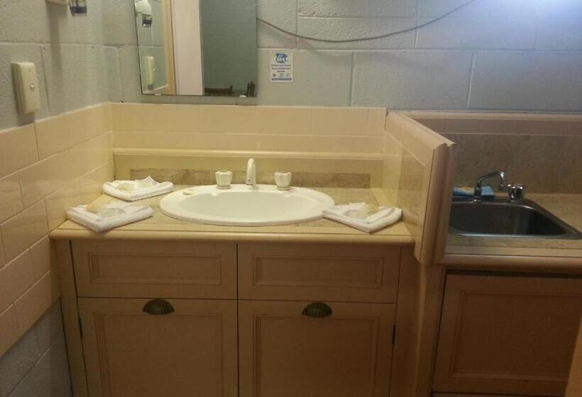 חדר משפחתי, Central Coast Motel