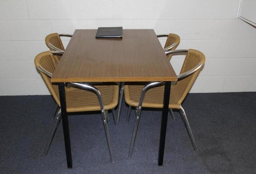 חדר משפחתי, Central Coast Motel