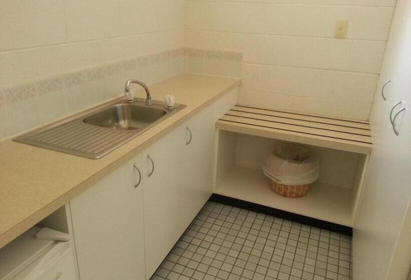 חדר משפחתי, Central Coast Motel