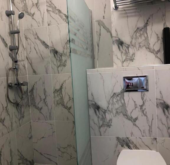 غرفة قياسية ثلاثية, Daly