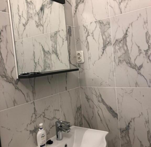 غرفة قياسية ثلاثية, Daly