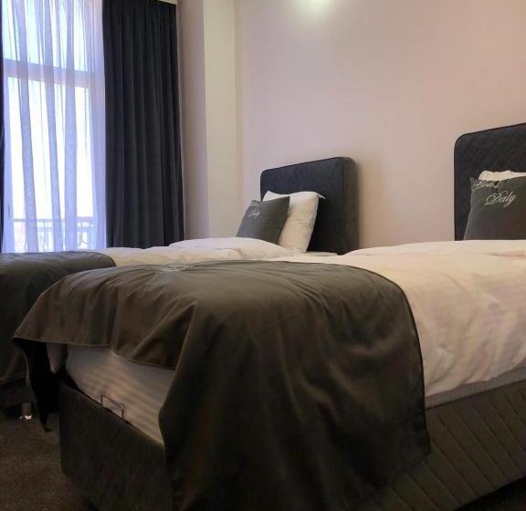 غرفة سوبيريور, Daly