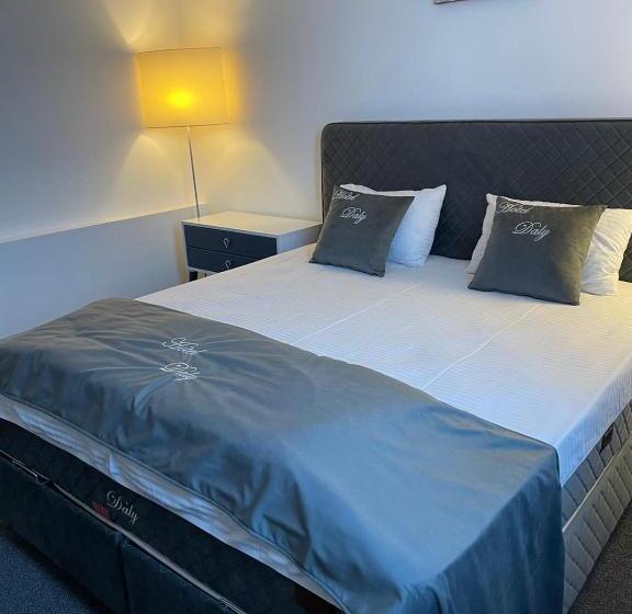 غرفة قياسية, Daly