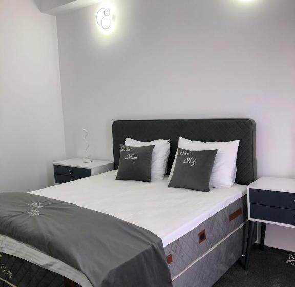 غرفة سوبيريور, Daly