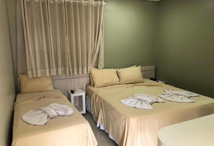 디럭스 패밀리 룸, Roni