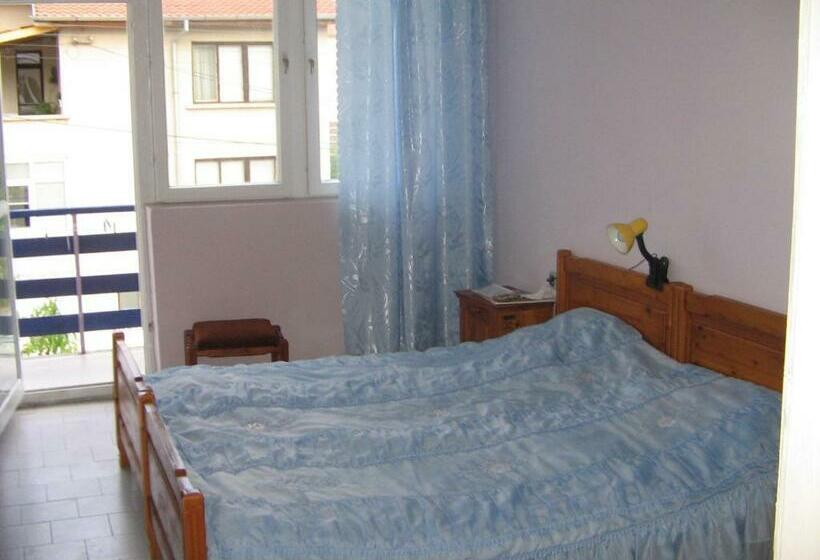 标准间带阳台, Strajica