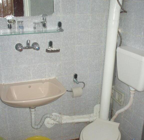 标准间带阳台, Strajica