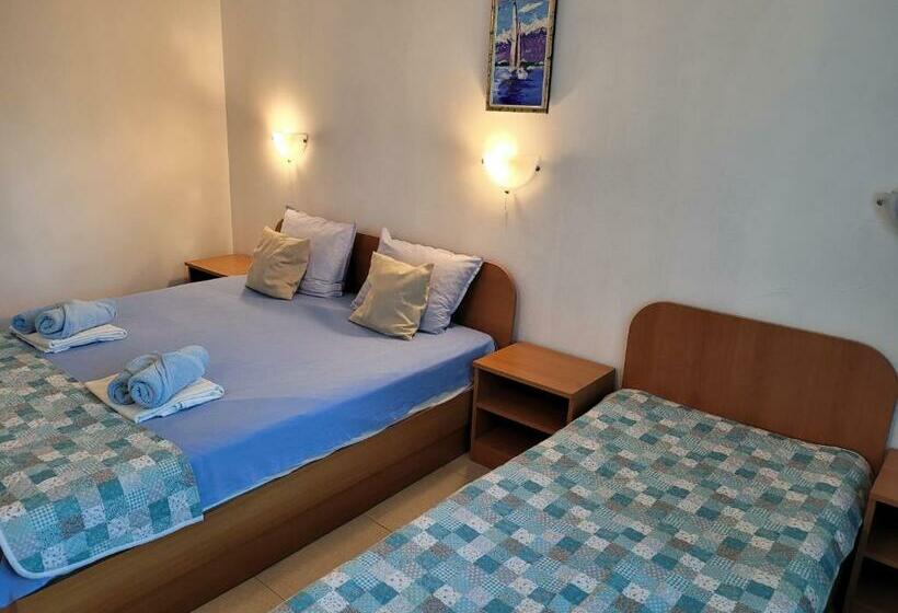 غرفة قياسية ثلاثية مزودة بشرفة, Veronika