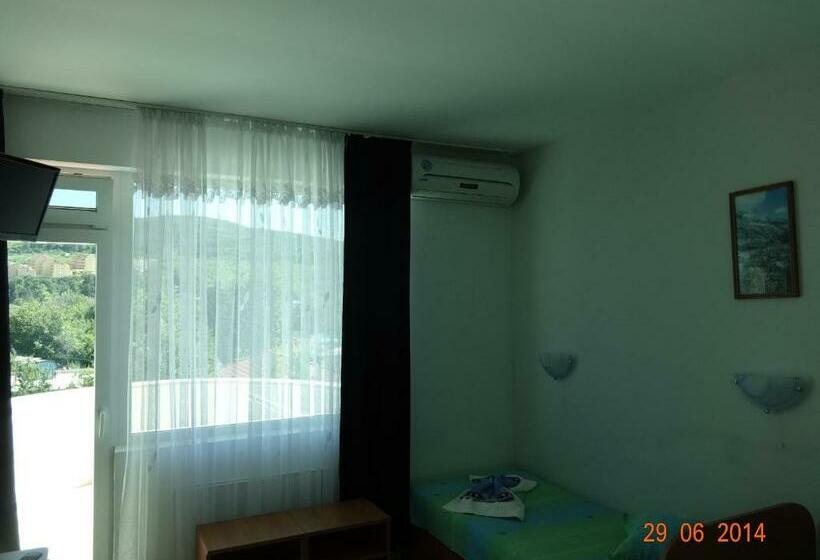 غرفة قياسية ثلاثية مزودة بشرفة, Veronika