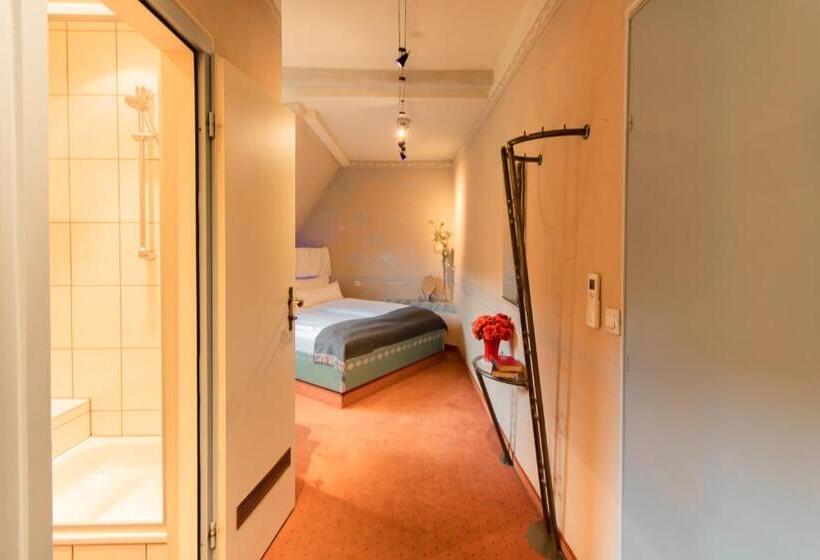 Номер Стандарт Вид на Реку, Weiler