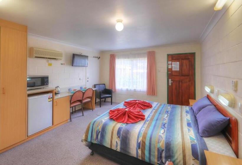 חדר משפחתי, Golden Peak Motel Peakhill