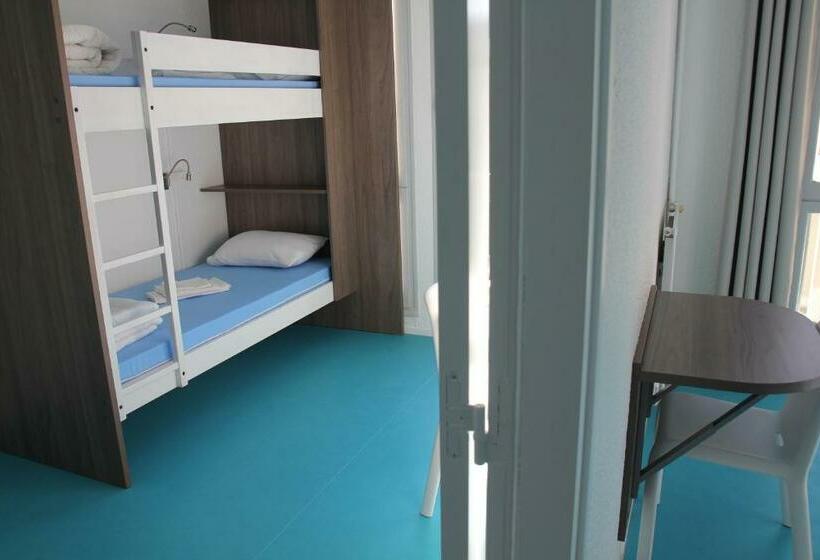 Pokój Czteroosobowy Standard, Auberge De Jeunesse D Orleans