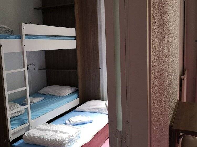 Номер Стандарт Трехместный, Auberge De Jeunesse D Orleans
