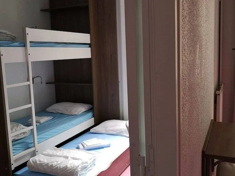 اتاق استاندارد سه نفره, Auberge De Jeunesse D Orleans