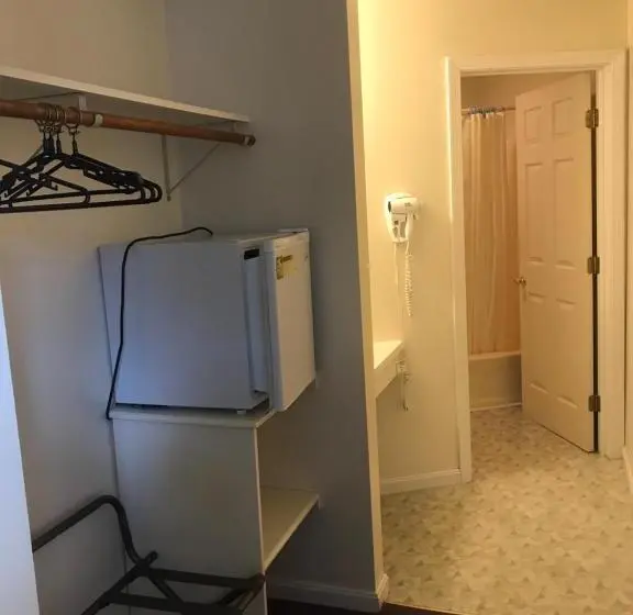 キングサイズベッドのデラックスルーム, Four Seasons Motor Inn