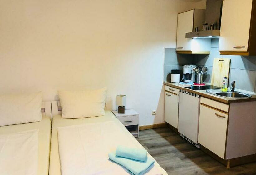 חדר אקונומי, Appartementhaus Bergstraße