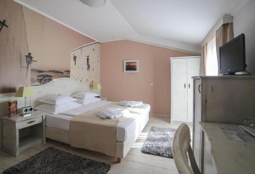 غرفة قياسية مطلّة علي البحر مزوَّدة بشُرفة, Boutique Hotel Marco Polo