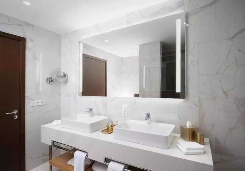 اتاق سوپریور با چشم‌انداز استخر, Barcelo Marbella