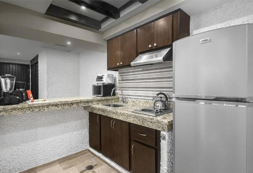 جناح, El Cid El Moro Beach