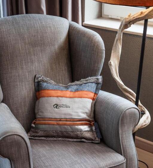 جناح مزوَّد بشرفة, Klein Zwitserland