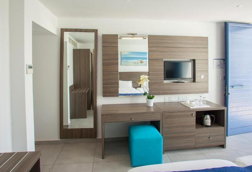 Номер Superior Вид на Бассейн, Limanaki Beach Hotel & Suites