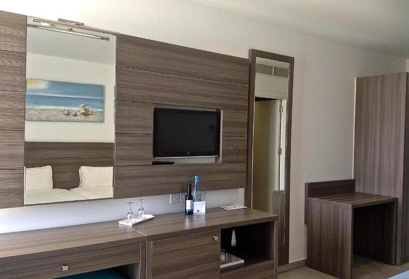 수피리어 룸 풀장 전망, Limanaki Beach Hotel & Suites