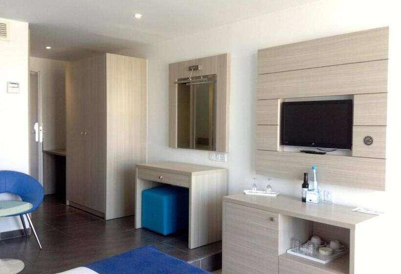 수피리어 룸 풀장 전망, Limanaki Beach Hotel & Suites