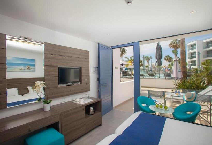 수피리어 룸 풀장 전망, Limanaki Beach Hotel & Suites