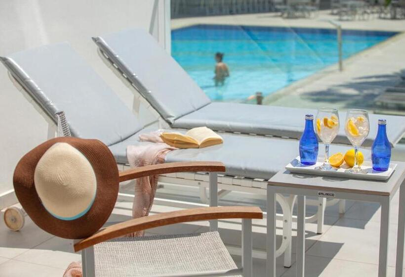 주니어 스위트 풀장 전망, Limanaki Beach Hotel & Suites