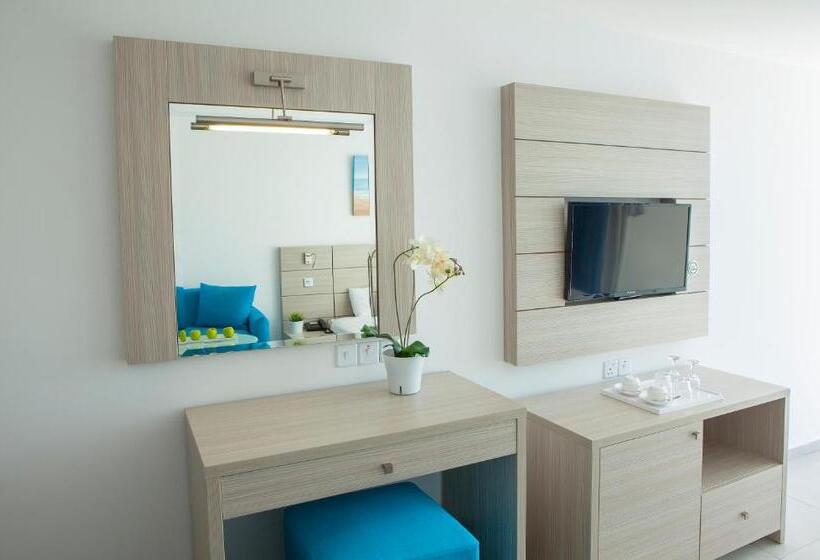 Полулюкс Вид на Бассейн, Limanaki Beach Hotel & Suites