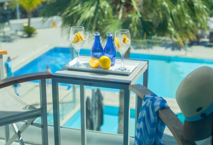 주니어 스위트 풀장 전망, Limanaki Beach Hotel & Suites