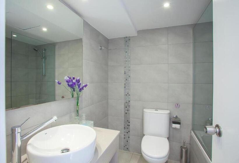 주니어 스위트 풀장 전망, Limanaki Beach Hotel & Suites