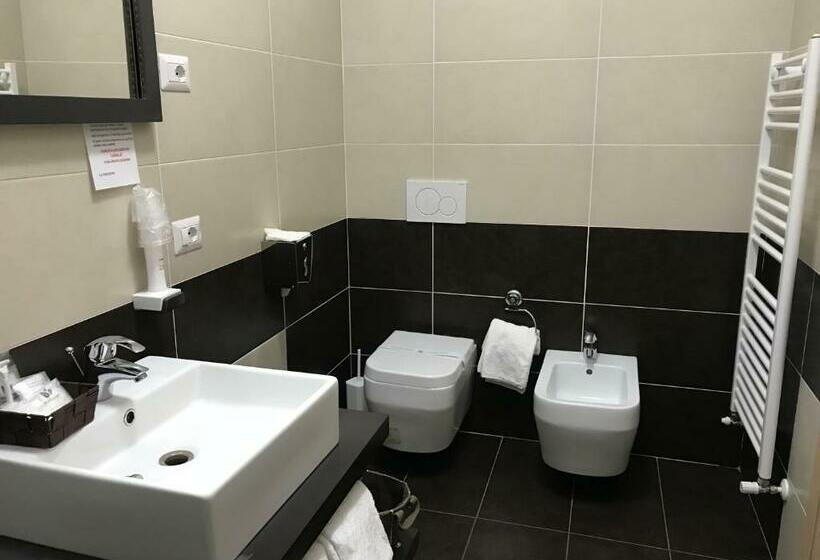 スタンダードトリプルルーム, Elys