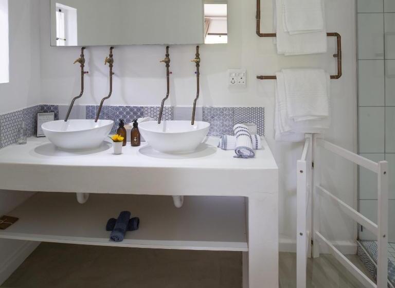 اتاق سوپریور, Long Story Guest House