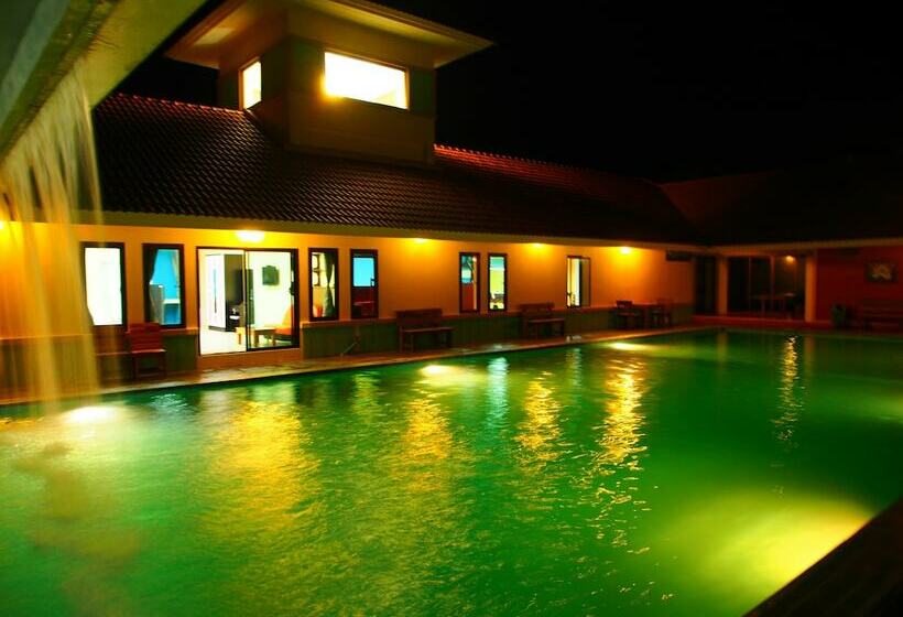 غرفة قياسية مطلّة علي حمام السباحة, Baansuan Aiyara