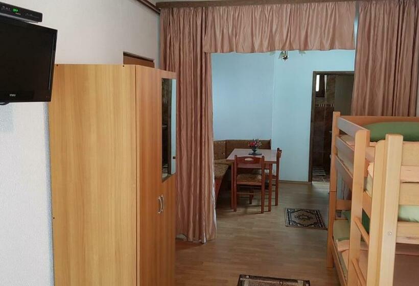 استودیوی استاندارد, St George B&b