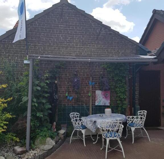 חדר סטנדרט לשלושה עם טרסה, Erbuca Bed And Breakfast