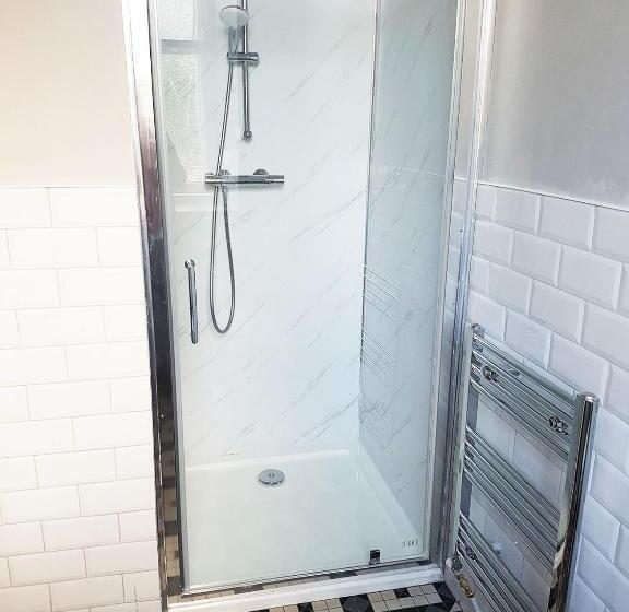 غرفة قياسية رباعية, The Valley House